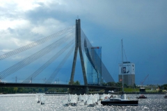 Optis vor der Vanšu-Brücke Riga