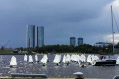 Optis vor der Vanšu-Brücke Riga